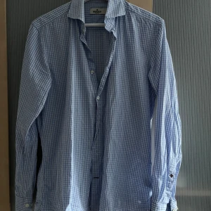 Rutig Morris skjorta  - Säljer min rutiga Morris skjorta då den inte används längre. Storlek 40 och sitter som en M/L.