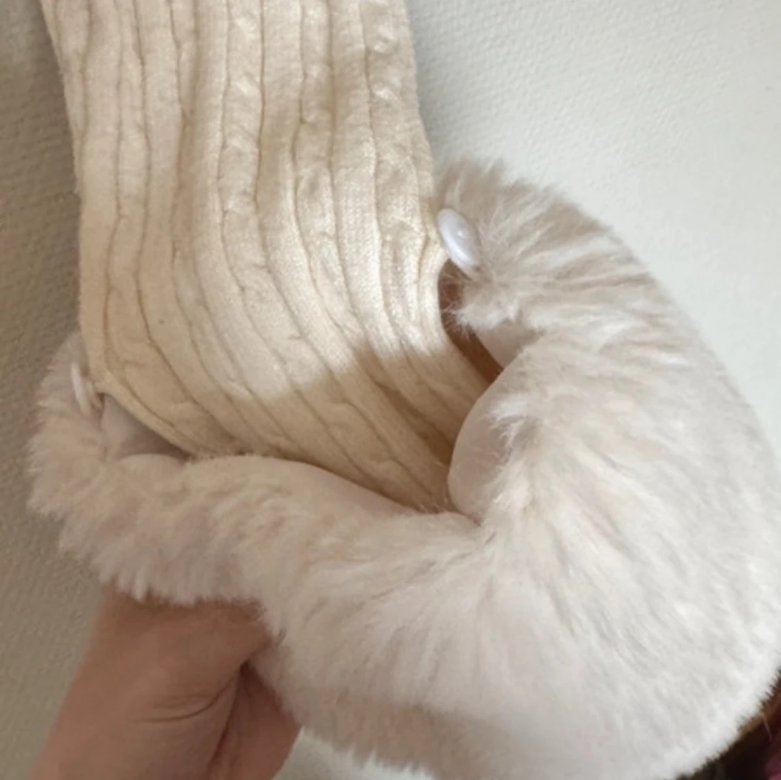 Vit stickad kofta med fuskpälsdetaljer - 3