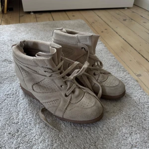 Pavement kilklackar - Säljer dessa pavement kilklackar. Superfina och väldigt bekväma att ha på sig. Har använt några gånger och dom har flärpat upp lite bak men inget som syns vid användning!