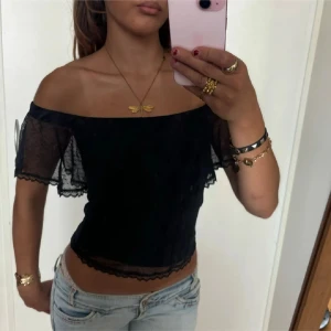 Offshoulder spetstopp  - Så snygg off shoulder spetstopp med volanger! Jag är 168 och det är mina bilder, köp via köp nu direkt eller Swish, kvar tills markerad som såld ❤️