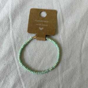 Mintgrönt pärlarmband med guldfärgat lås - Handgjort armband med små mintgröna pärlor och ett guldfärgat klolås. Perfekt accessoar för att addera lite färg till din outfit. Enkel och stilren design som passar till många tillfällen.