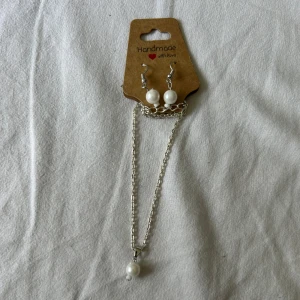 Smyckesset med pärlor – halsband och örhängen - Handgjort smyckesset med ett silverfärgat halsband och matchande örhängen, alla med vita pärlor. Perfekt för att ge en elegant touch till din outfit.💗