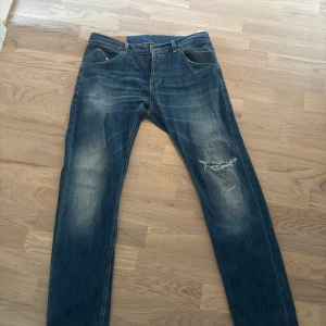 Dondup jeans storlek 35 - Ett par Dondup jeans som bara varit använda fåtal gånger och som är i storlek 35, skicket på varan är 8/10