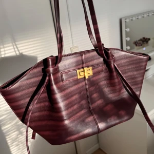 Gina Tricot väska  - Vinröd Gina Tricot väska, aldrig använd! 