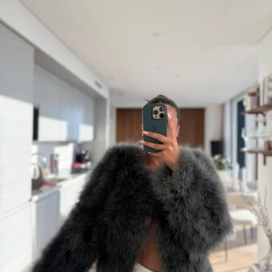 Mörkgrön fluffig päls - As fin 