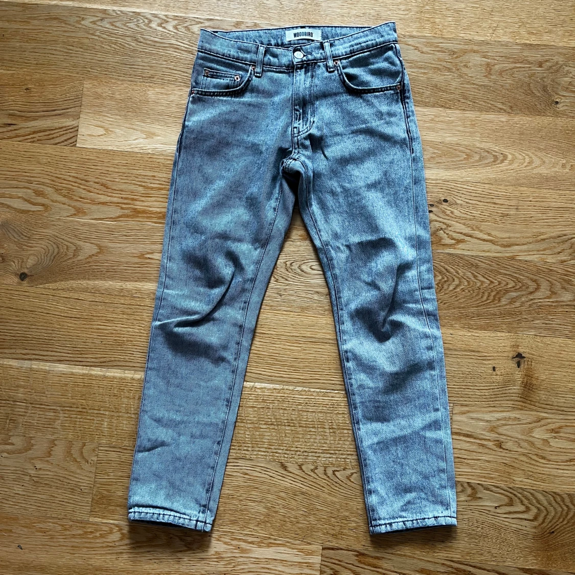 Grå jeansbyxor från Woodbird