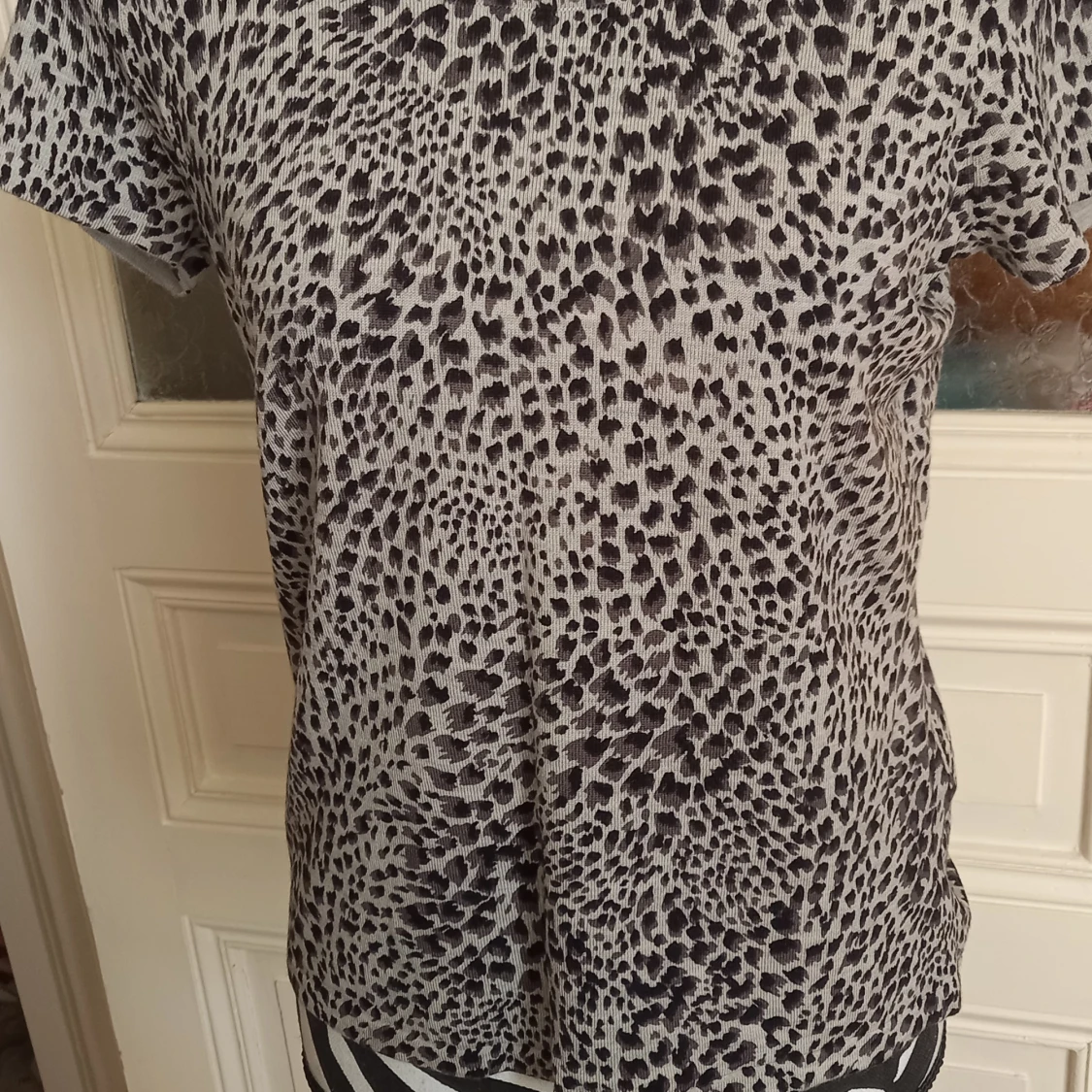 Gråsvart leopardmönstrad t-shirt från Charter Club - 2