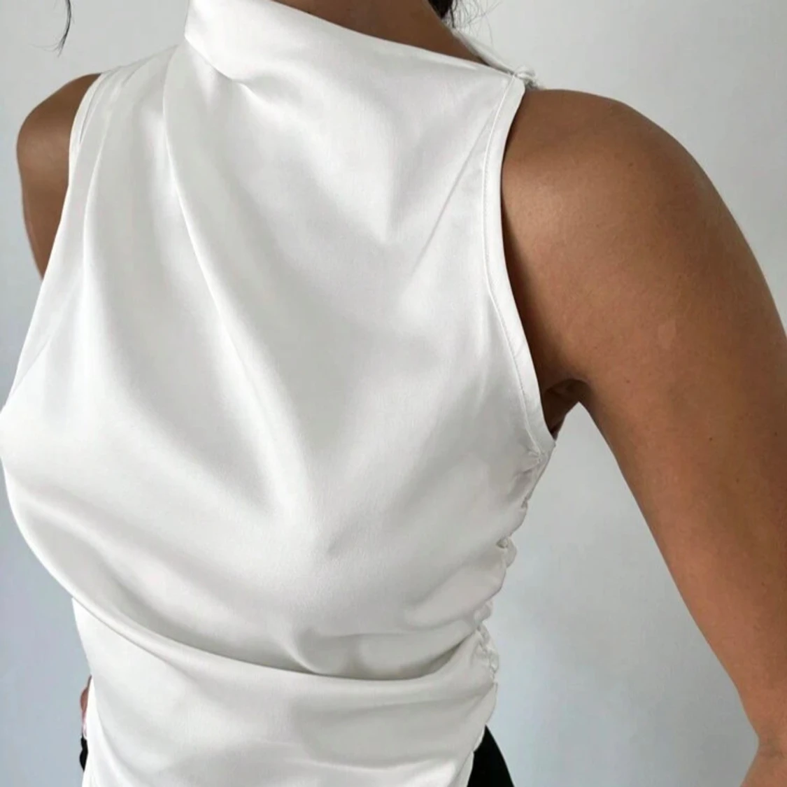 Vit ärmlös omlottopp - 1