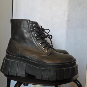 bershka platå skor - ascoola skor från bershka, sparsamt använda. strl 38, passar mig som har 38/39. lite dammiga men kommer tvätta av de innan jag skickar, jättebra skick i övrigt ♡