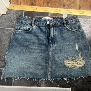 Jeanskjol Zara  - Säljer denna supersnygga kjolen i storlek xs. 