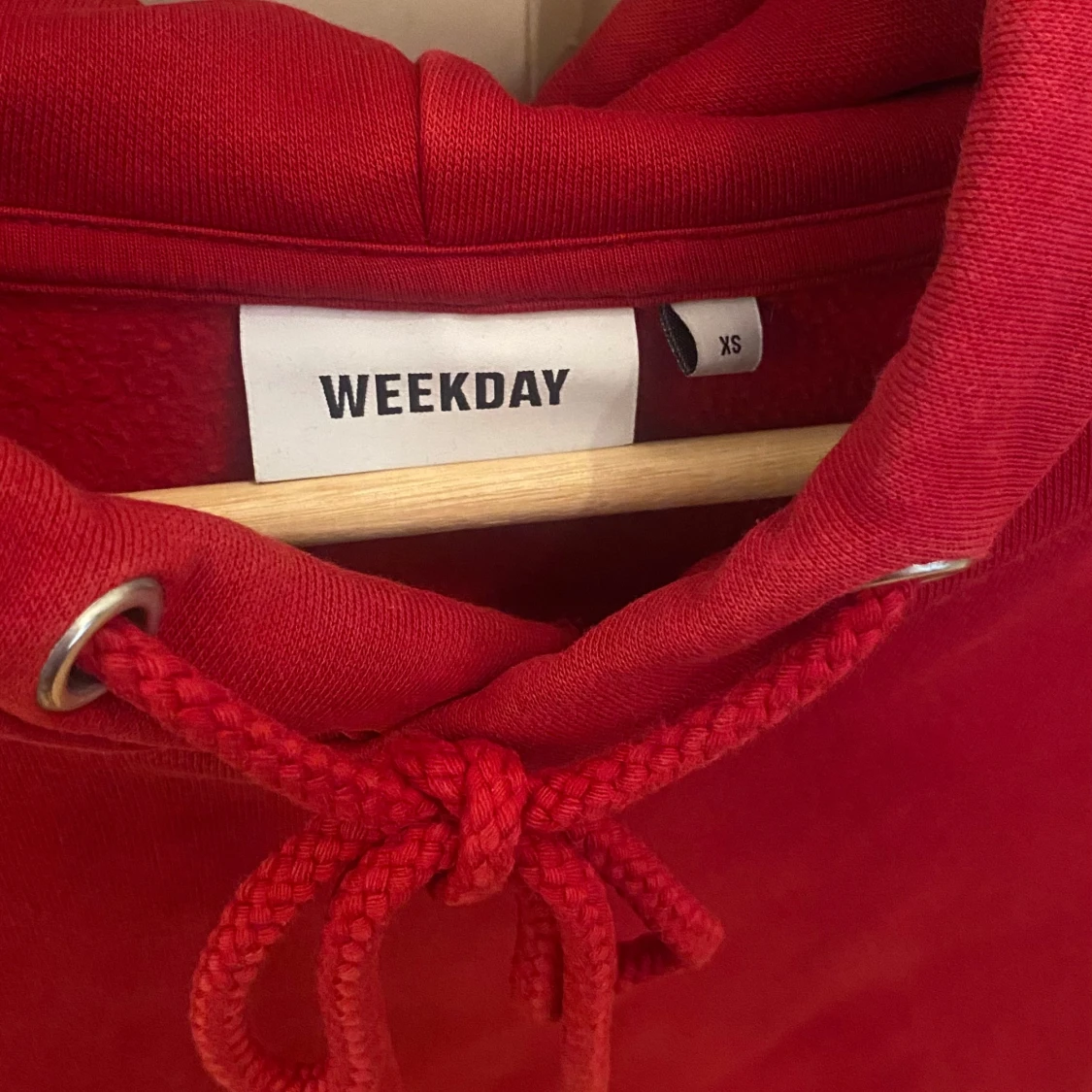 Röd oversized hoodie från Weekday - 2