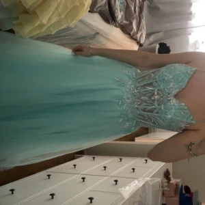 Balklänning  - Superfin turkos balklänning i storlek 34. Den är superfin och inget fel med den men anledningen till att jag säljer pga att jag hittat en annan. Den har en jättefin korsett på baksidan. Skriv om ni har frågor och om ni vill ha fler bilder!!🥰