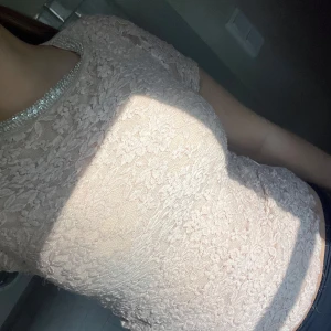 Beige spetsblus med glittrig kant - Verkligen sååå fin men tyvärr så använder jag inte den längre 💕 Lite nopprig och så men ingen som märks enligt mig!! Kom priv för mer info Köpte den i Polen på second hand