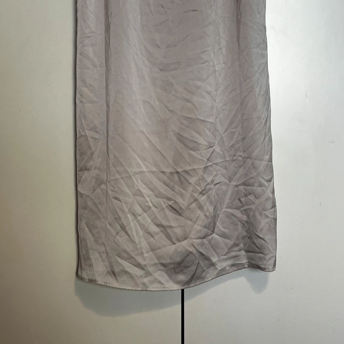 Ljusbeige axelbandslös klänning - 1