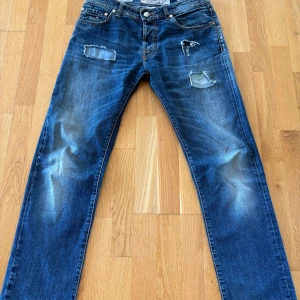 Jacob Cohen 688 special - Tjena! Säljer mina jeans från Jacob Cohen med slitna detaljer. Storlek 33. Jeansen har en rak passform vilket är något som tar sig tillbaka i trenderna. Priset är inte hugget i sten. Hör av dig vid frågor! Mvh Algot😊