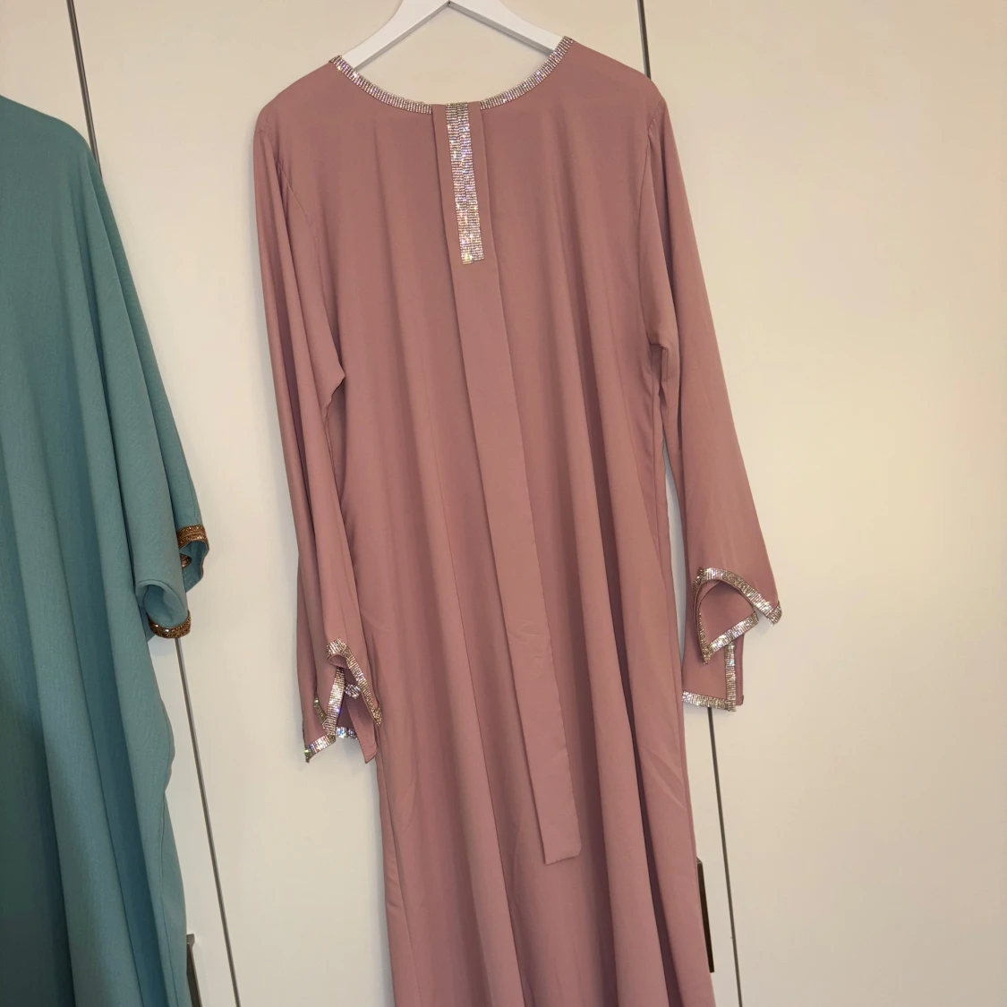 Lång rosa klänning med paljettkant - 1