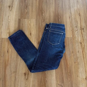 A.P.C Jeans - Säljer nu mina galet feta A.P.C jeans som börjat få lite fades. Jeansen är i selvadge, de vill säga att dem får grovare fades och blir ännu fetare ju mer du använder dom, lagning vid skrevet men syns inte överhuvudtaget vid användning, vid frågor eller liknade är de bara att skriva😊