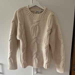 Kabelstickad tröja - Kabelstickad tröja från NA-KD💗 Storlek S/M, använd fåtal gånger, därav är skicket mycket bra💗Perfekt till vintern men också svala sommarkvällar🫶