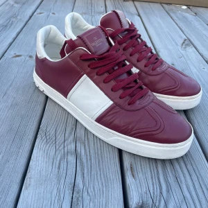 Vinröda valentino flycrews  - Ett par riktigt feta valentino flycrews. Skorna är i mycket bra skick men saknar en nit. Skorna är av läder och riktigt schyssta för sommaren 