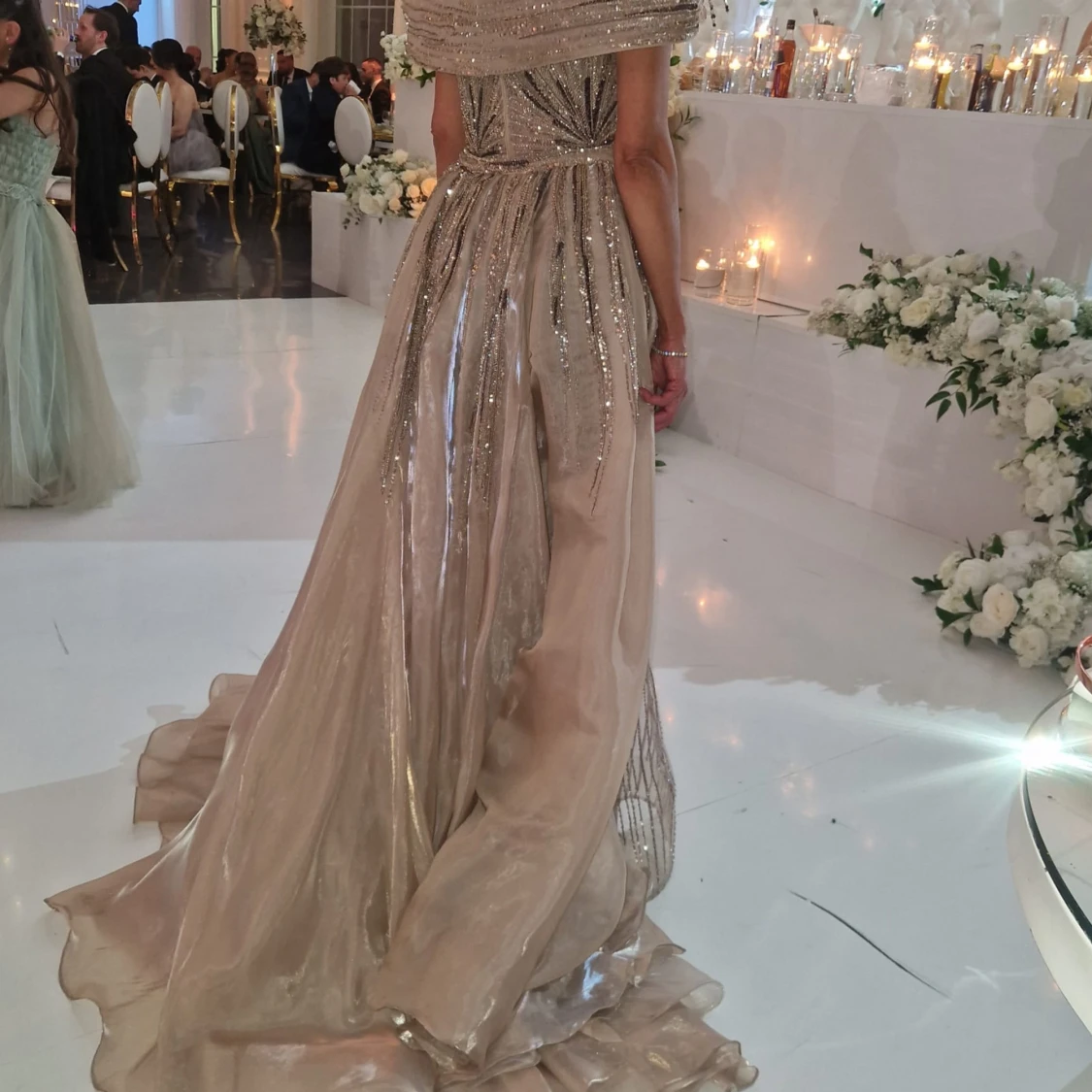 Glittrig guldig, bronsig långklänning med offshoulder - 3