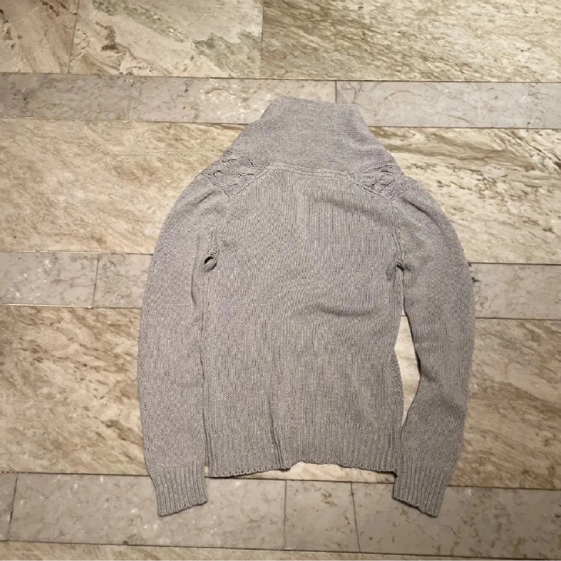 Ljusgrå stickad kofta - 2