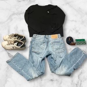 Ljusblå jeans från Jack & Jones - Säljer ett par klassiska ljusblå jeans från Jack & Jones med raka ben och femficksdesign. Jeansen har en snygg tvätt och läderpatch med logga bak i midjan. Perfekta för en laidback stil.