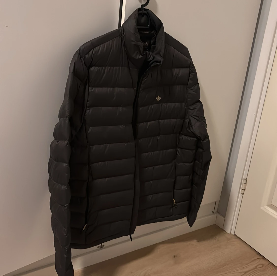 Mörkgrön pufferjacka från Morris.