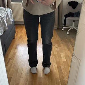 Levis Jeans - 501 90’s - Svart/gråa Levis jeans i modellen 501 90’s, de slutar under naveln och har endast använts fåtal gånger. Nya kostar de 1300sek