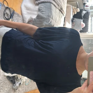 Mörkblå T-shirt  - T-shirt med pösiga armar, använd en gång och inga defekter💗