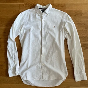 Ralph Lauren Skjorta - En vit Ralph Lauren skjorta i mycket bra skick utan några fläckar eller skador. Om du undrar något om plagget är det bara att skriva!