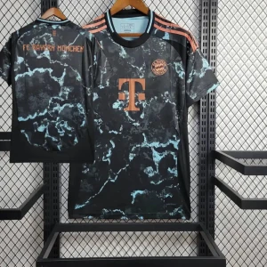 FC Bayern München fotbollströja - Snygg FC Bayern München fotbollströja med svart bas och turkosmönster. Tröjan har korta ärmar, orange detaljer och klubbmärke på bröstet. Adidas-logga och ränder på axlarna. Perfekt för fans!