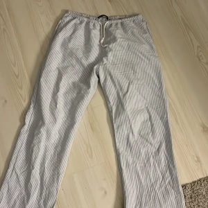 Randiga linnebyxor från Brandy Melville - Fina linnebyxor från Brandy Melville ”anastasia linen pants”.❗️Fjärde bilden är ej min egen ❗️Säljer då jag har ett par rosa också som jag använder mer. Endast använda fåtal gånger, så i fint skick💓                                                   Midjemått ( när de ej stretchas): 74 cm.                     När de stretchas ut, max: 104 cm.                                Innerbenslängd: 76 cm.                                               Skriv vid funderingar eller för fler bilder 💓💓