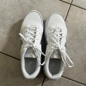 Nike skor - Vita Nike skor med silvrig Nike-logga på sidan. Storlek 38, endast testade💗