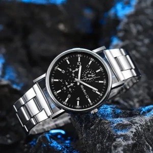 Svart armbandsur från McKey - Stilren klocka från McKey med svart urtavla och silverfärgat armband i metall. Klockan har tydliga vita siffror och markeringar. Passar dig som gillar klassisk design.