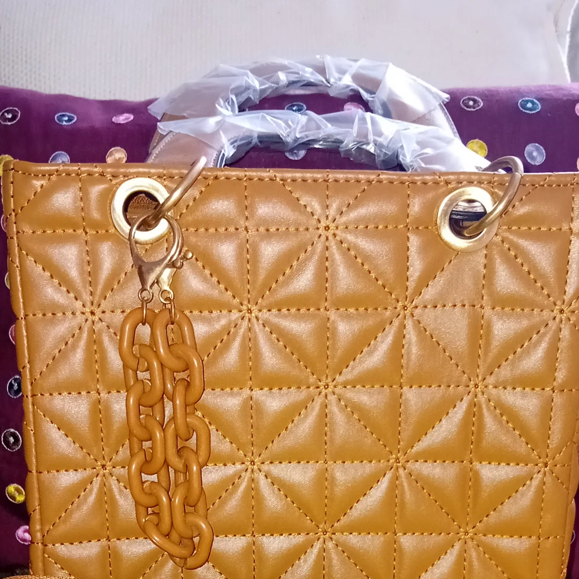 Brun quiltad handväska med kedjedetalj