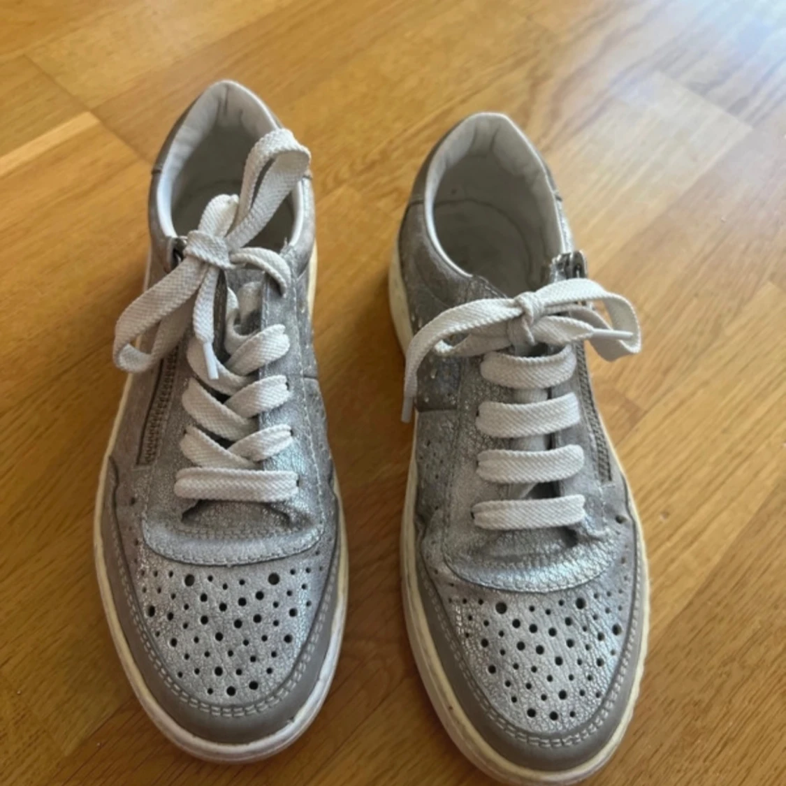 Silvriga sneakers från Rieker med snörning stl 36 - 1