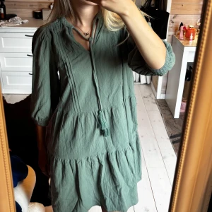 Grön klänning från Vero Moda - Superfin sommarklänning!!