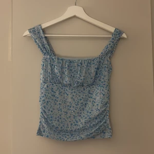 Söt topp från Gina - Blommig ljusblå topp från Gina Tricot,          använd ca 3ggr och i nyskick☀️                     