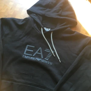 Svart EA7 Emporio Armani hoodie - Svart hoodie EA7 Emporio Armani - Storlek: S ✅Färg: Svart ◼️NYSKICK! Använts 1 gång!!! Inga defekter