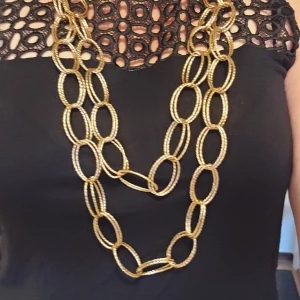 Guldigt statement halsband 100 cm - Helt nytt . Snyggt och trendigt halsband i guld med stora ovala länkar. Halsbandet är 100 cm långt och har en cool kedjedesign som verkligen sticker ut. Perfekt för att lyfta vilken outfit som helst och ge en extra touch av stil.