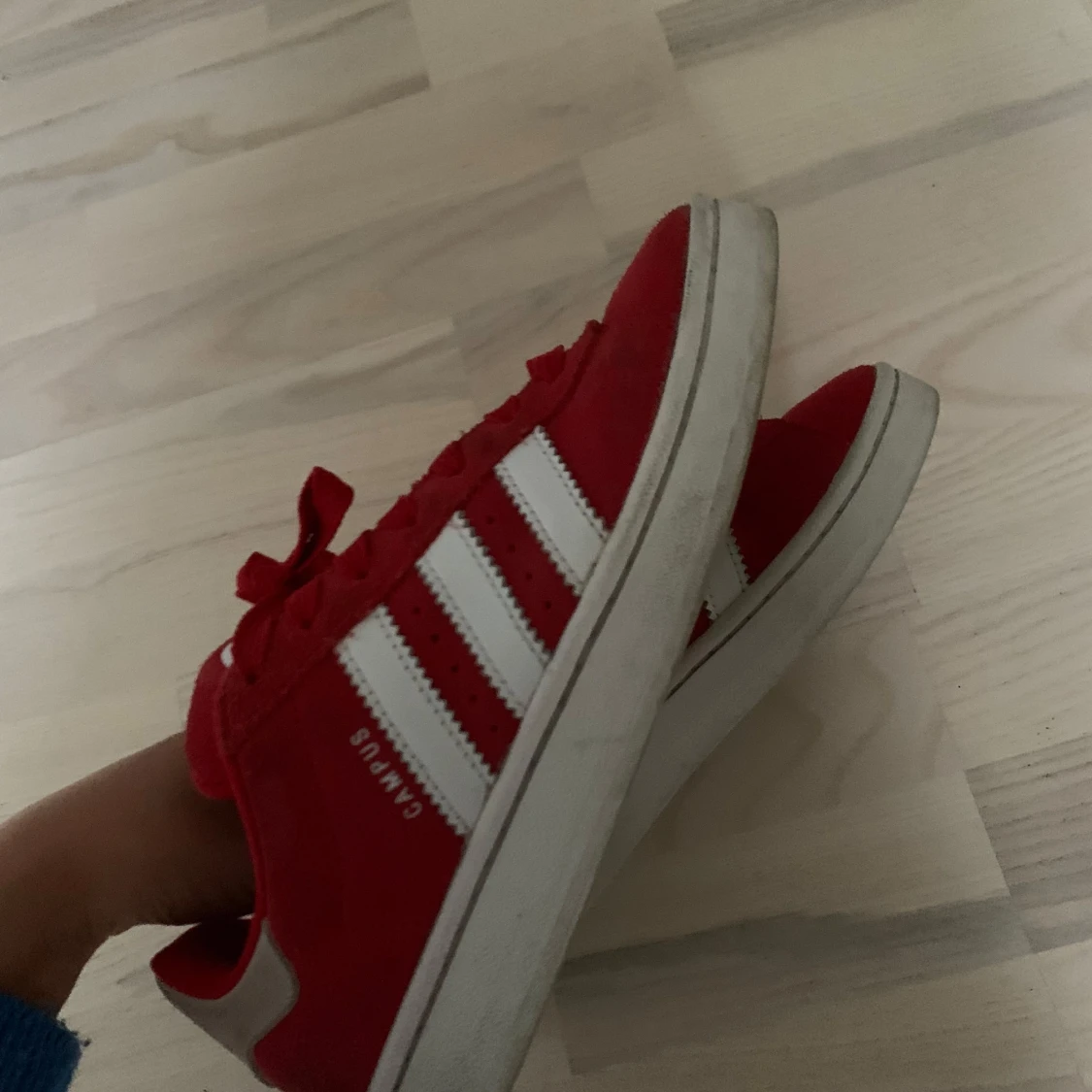 Röda Adidas Campus sneakers i mocka - 1