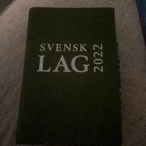 Svensk lagbok, Svensk lag 22 - Lagbok ifrån år 2022, fungerar perfekt som kurslitteratur, oavsett år. Har tecken på användning och den tidigare ägaren har gjort markeringar men det är inget som påverkar. Har använt den för Handelsrättslig översiktskurs och den har funkat perfekt och har fått mycket goda resultat. Iustus förlag, köptes för 445kr säljes betydligt billigare då den tar mycket plats nu när jag är klar med kursen.