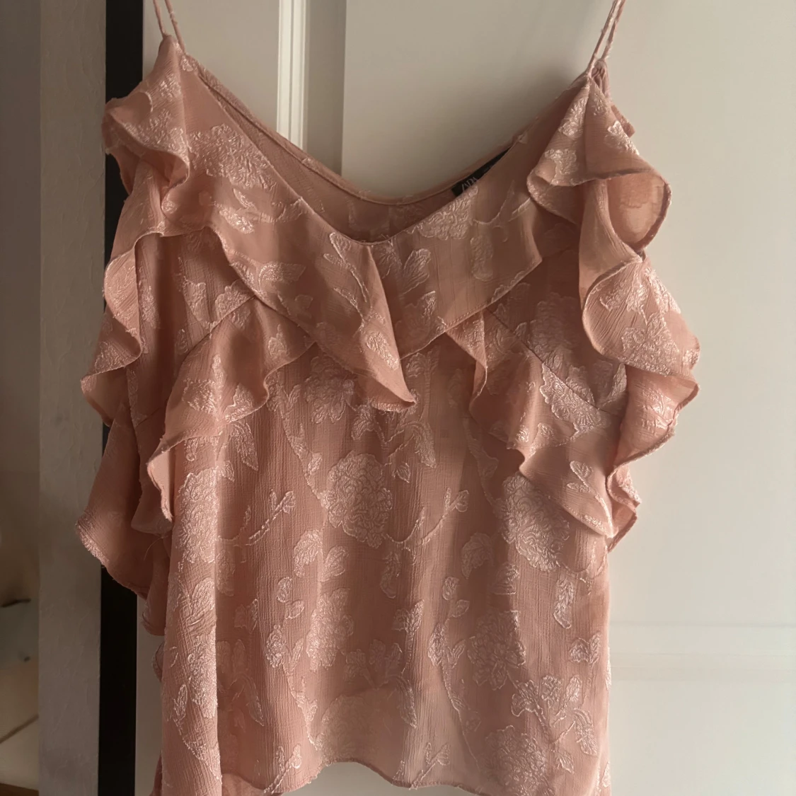 Rosa blommig volangblus med tunna axelband - 2