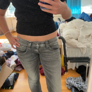 Lågmidjade jeans - Lågmidjade gråa jeans från pepe. Raka/straight fit. 29/32, skulle säga att de passar S/M. Säljer då de var för små för mig. Hör av dig för mer bilder/mått. 