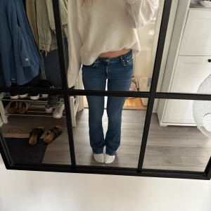 Blå bootcut jeans midwaist - Säljer mina jeans då jag inte har användning för dom längre, sitter jätte skönt💕