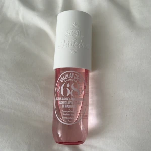 Sol de Janeiro Brazilian Crush 68 - Parfymmist i en snygg rosa plastflaska med vit kork från Sol de Janeiro. Doften är Brazilian Crush Cheirosa 68 med noter av brasiliansk jasmin och pink dragonfruit. Flaskan har en modern, rundad form och tydlig logga framtill. Endast testad!