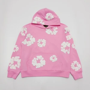 Rosa hoodie från Denim Tears  - Säljer en rosa hoodie från Denim Tears. helt nyskick(oanvänd) priset kan diskuteras (50kr rabbat vid like och 100kr av vid båda like och följare) tveka inte med att skrivs