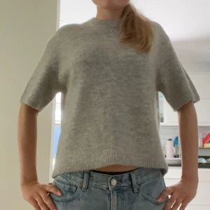 Grå stickad t shirt  - Så fin stickad t shirt från Gina Tricot. Så fint skick, inga defekter. Säljer pga har för många liknande. Super skönt material och så lätt att styla. Hör av er för frågor/bilder 💞