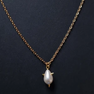 Handgjort halsband  - Unik och exklusiv design. Ett originellt, handgjort halsband. Rostfritt stål, glaspärlor. Längd-Fullständig längd på kedjan: 42 cm