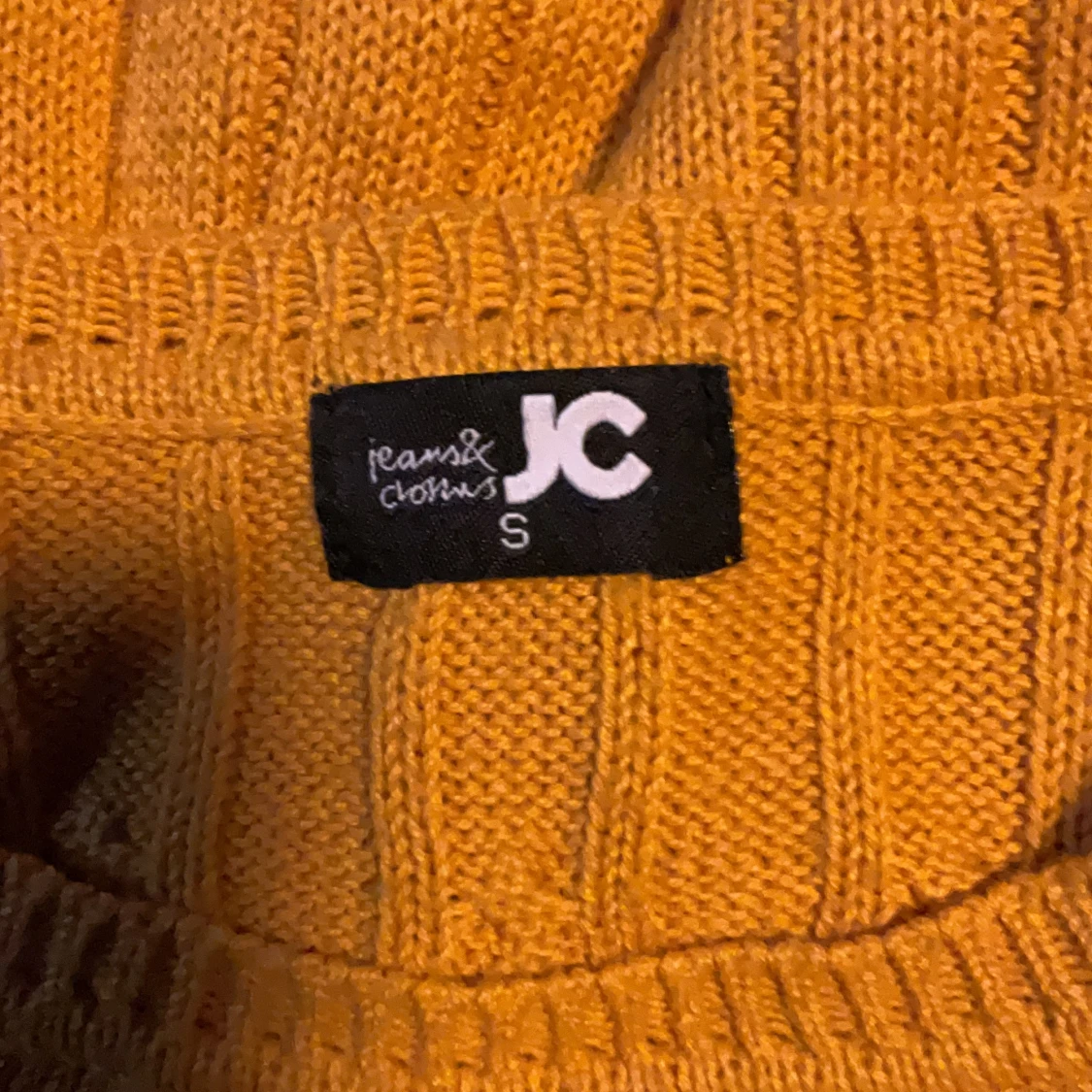 Gul stickad tröja från JC - 1